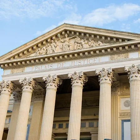 Les Arenes, 1 A 6 Personnes En Centre *